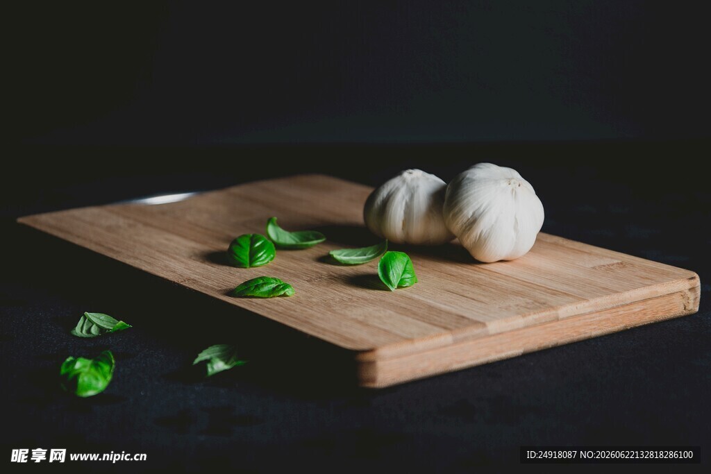 砧板上的大蒜与绿色香草