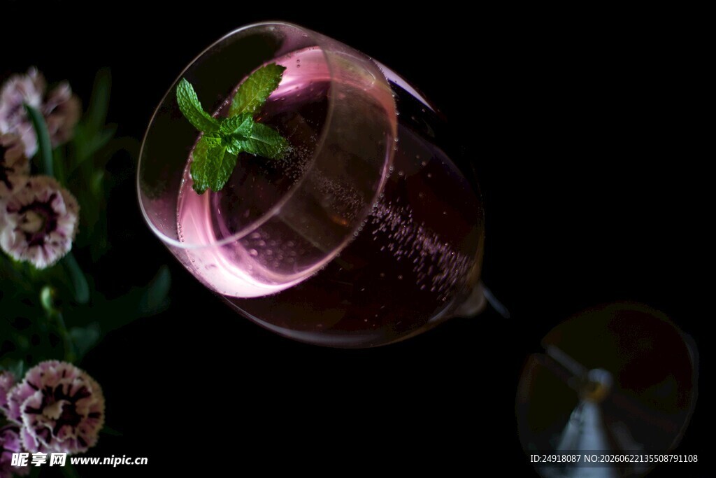 紫色酒杯酒水