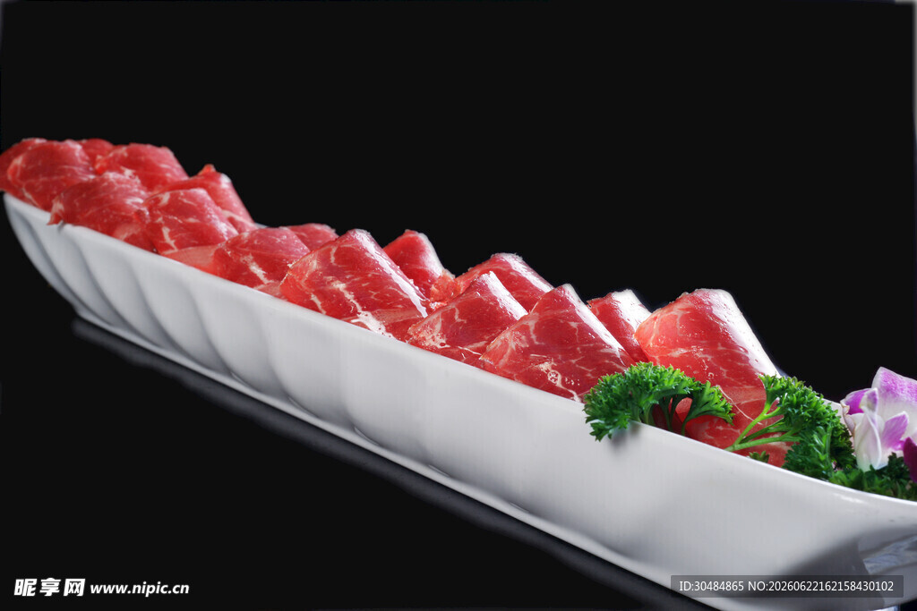 精致摆盘的新鲜生牛肉片