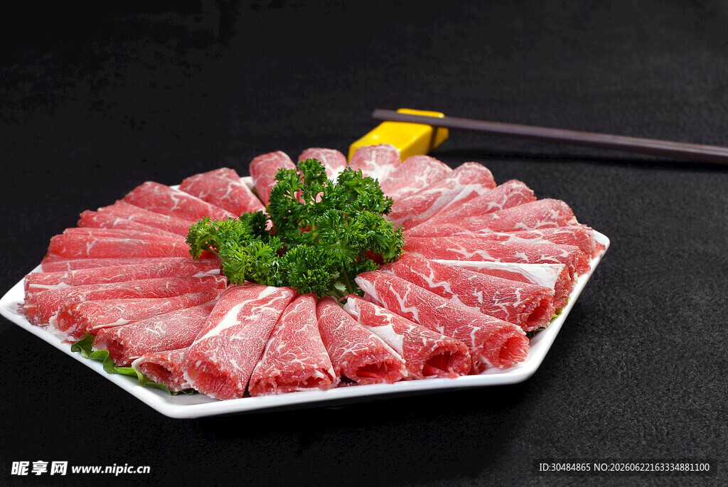 新鲜美味的涮火锅牛肉片