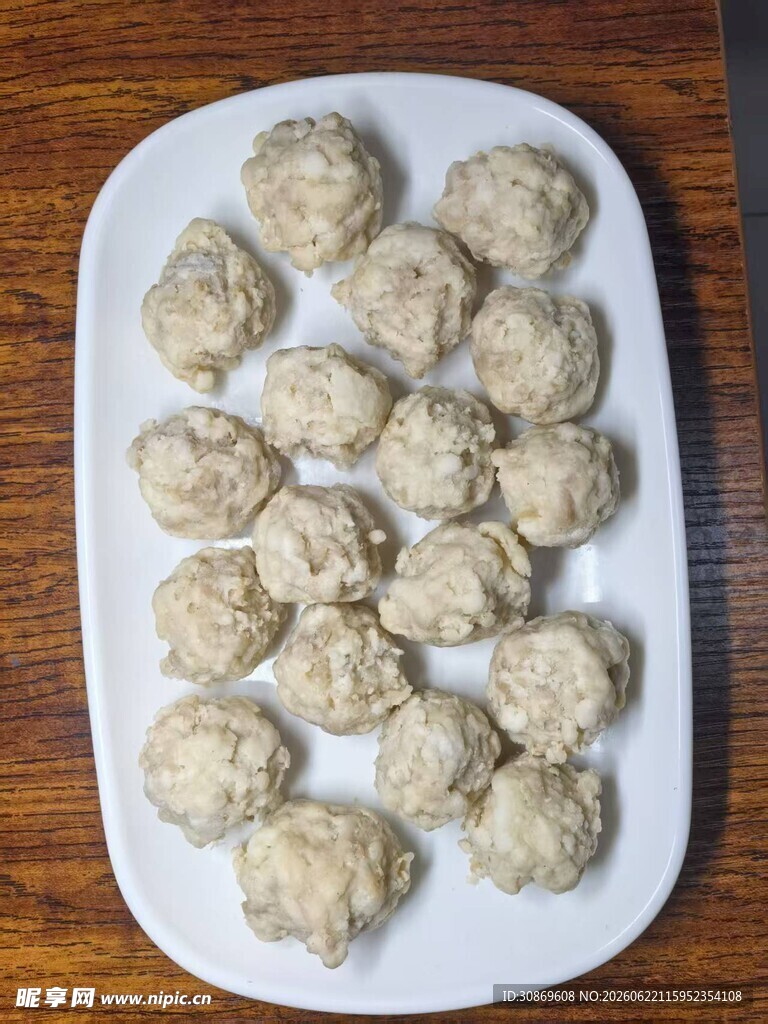 一盘美味的自制肉丸