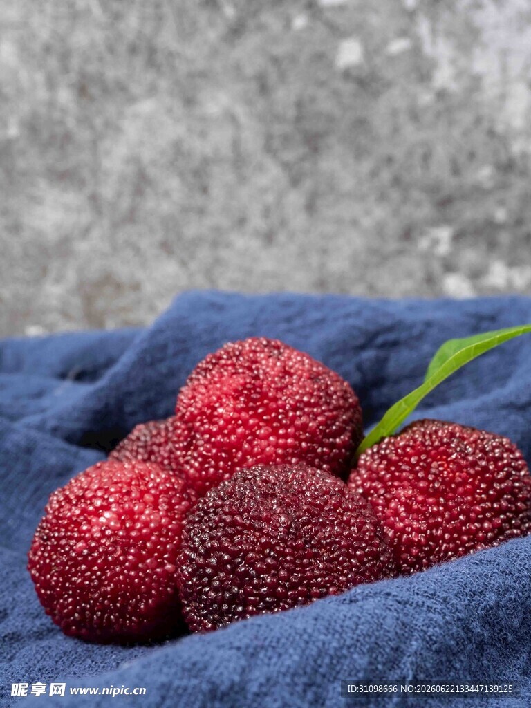 蓝布上的新鲜红杨梅