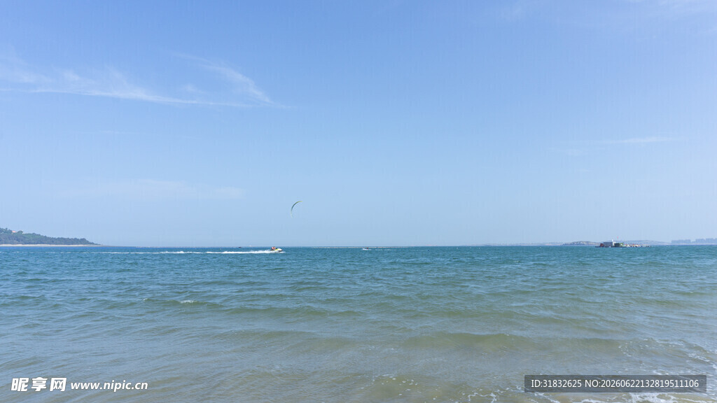 碧海蓝天的美丽海滨风光