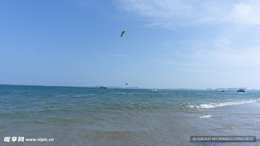 海边蓝天与海上风筝场景
