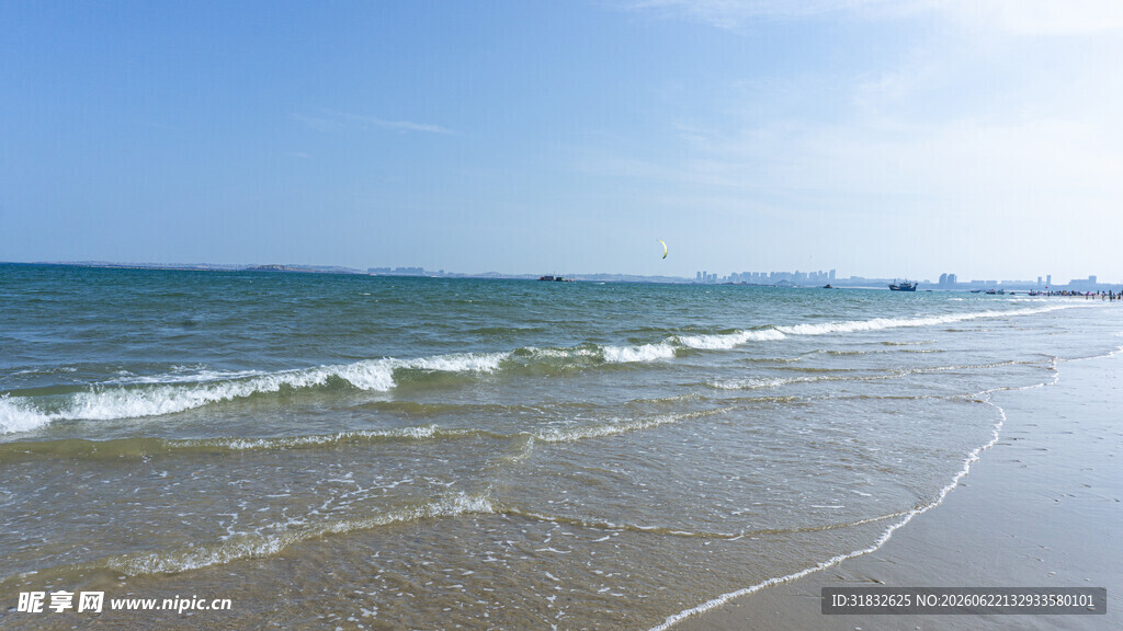 海边美景 海浪轻拍沙滩