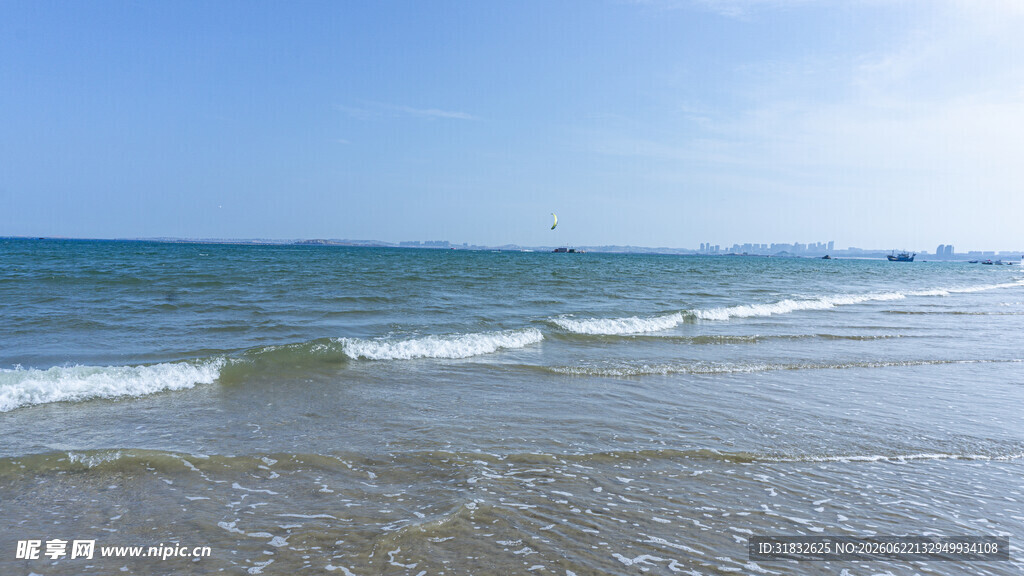 蔚蓝海岸 海浪轻拍沙滩