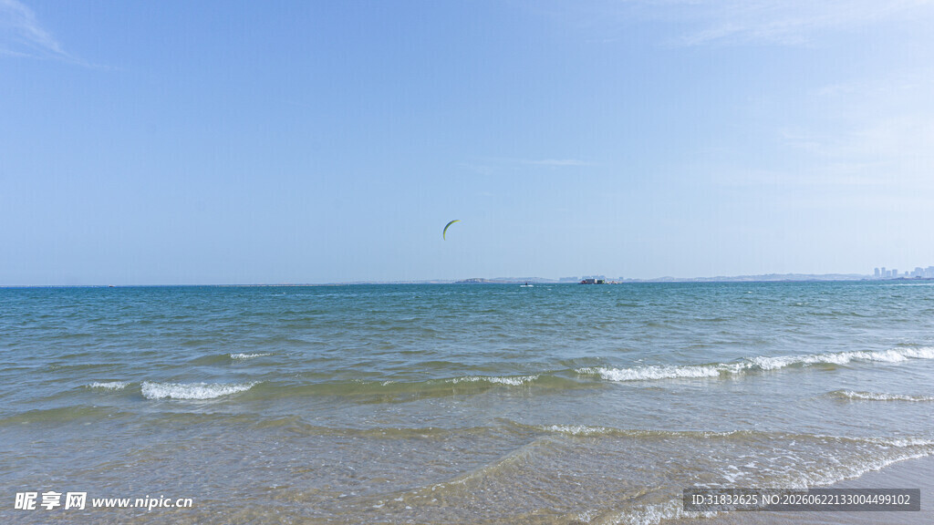 海边美景 海浪轻拍沙滩