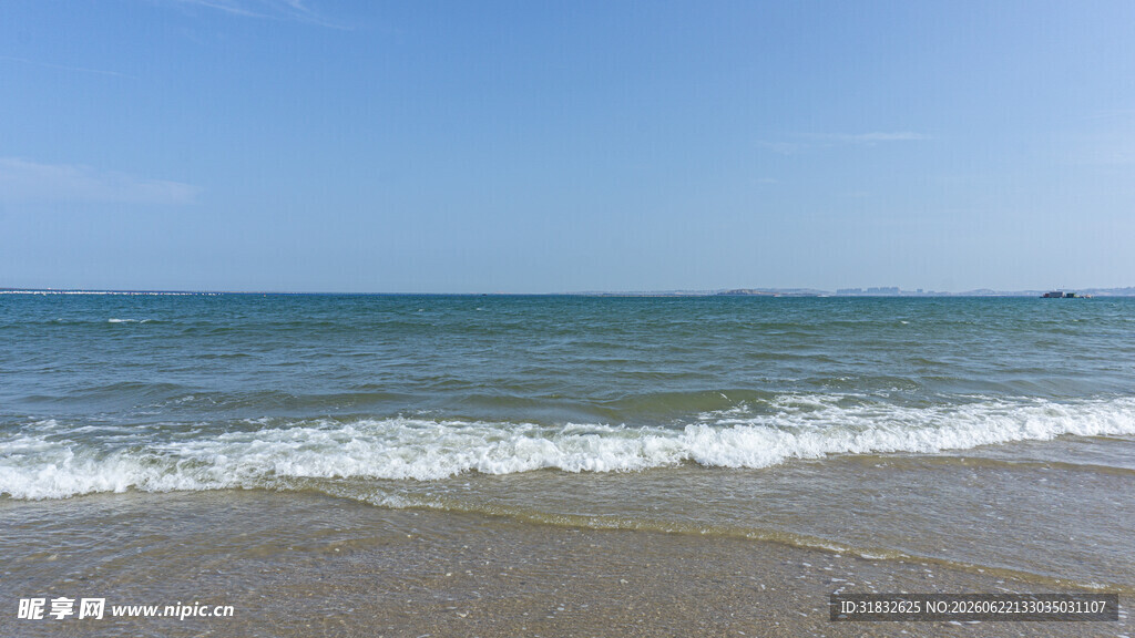 海边沙滩 海浪轻拍海岸