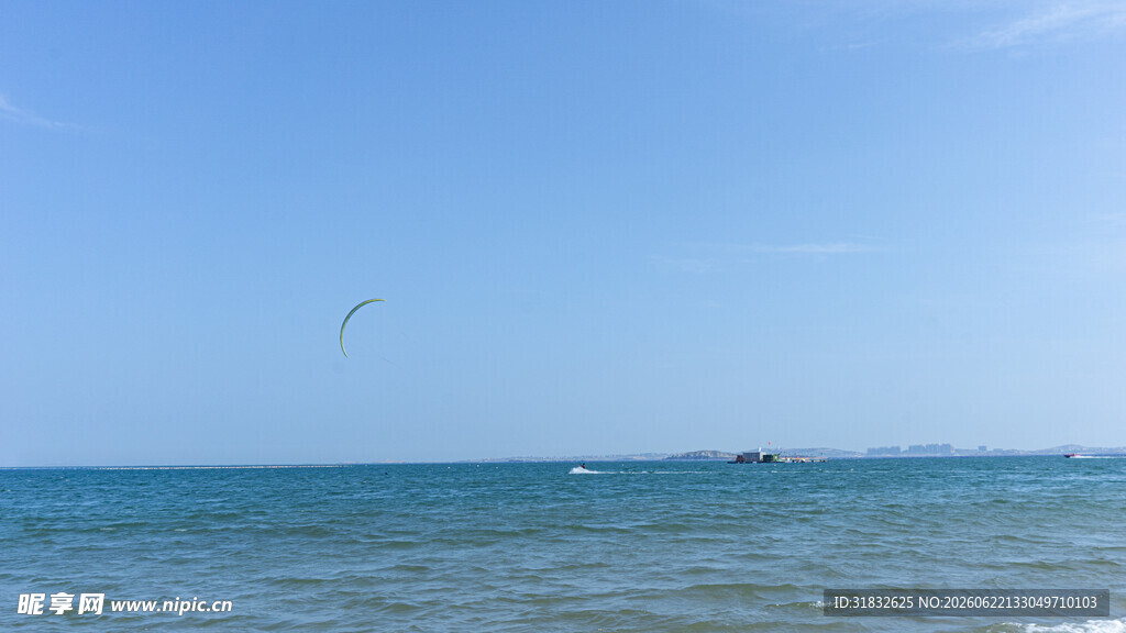 碧海蓝天中的海上运动