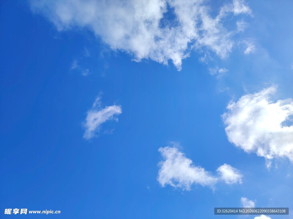 蓝天飘着几朵白云