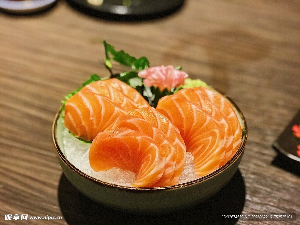 美味三文鱼盖饭