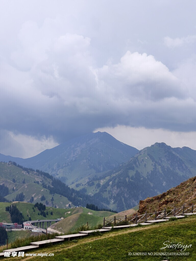 伊犁果子沟山景