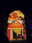 绚丽彩灯拱门夜景