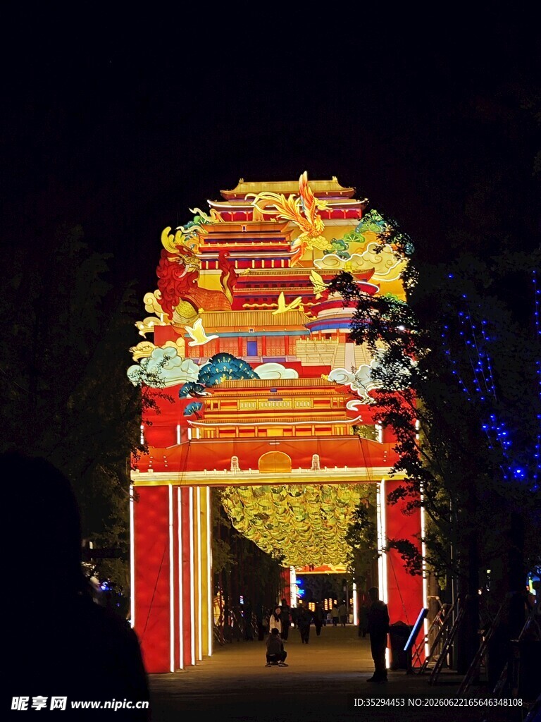 绚丽彩灯拱门夜景