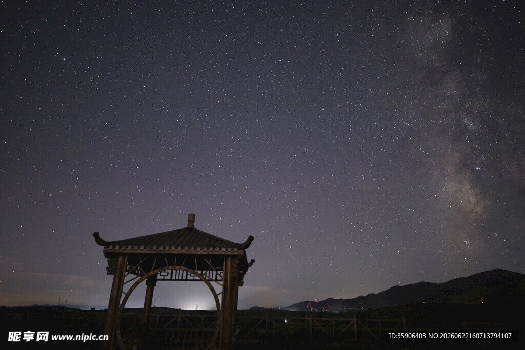 夜空下的古亭与璀璨星河