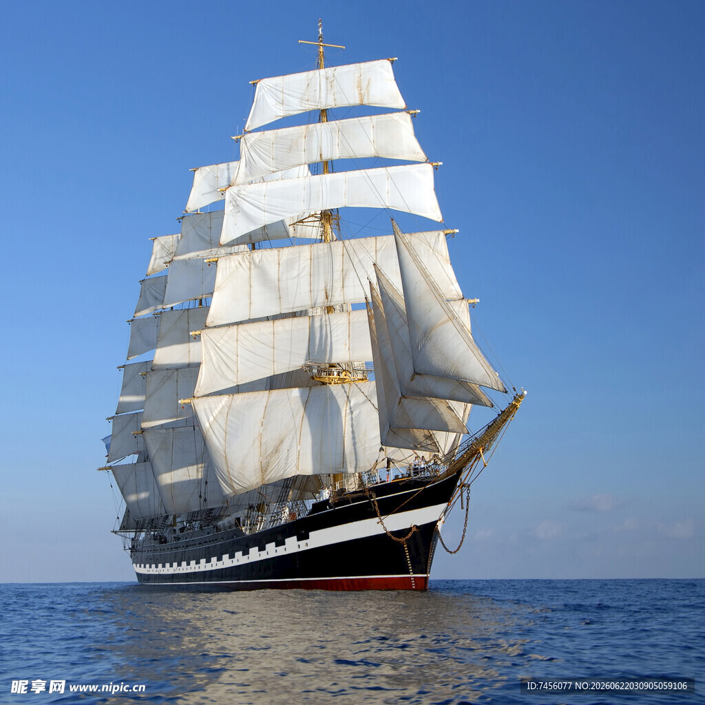 海上航行的大型古典帆船