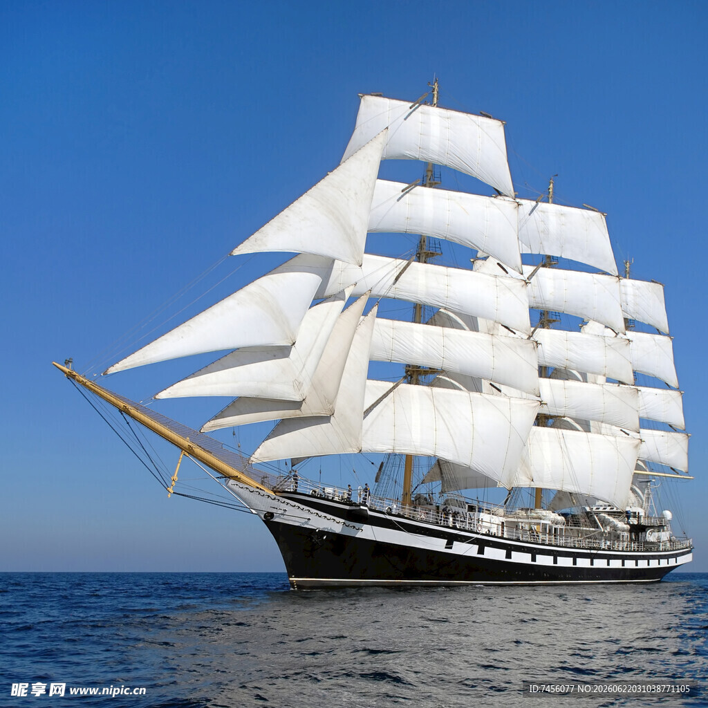 海上航行的古典多桅帆船