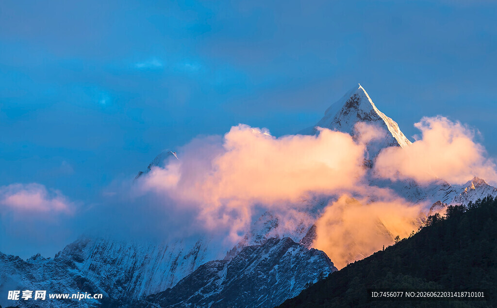 雪山日出美景