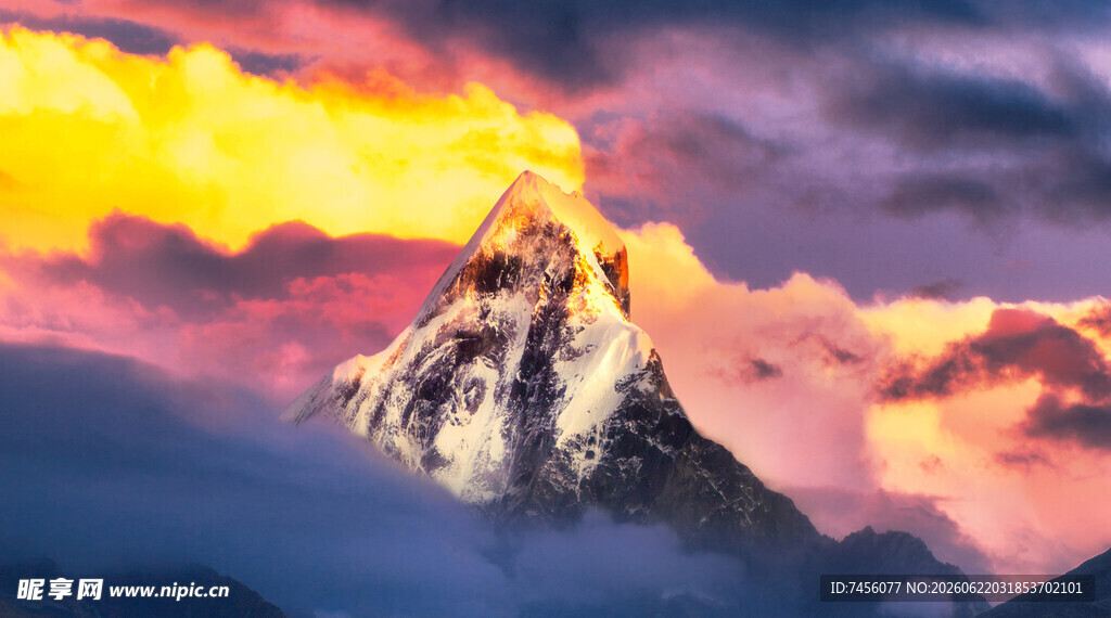 壮丽雪山日出美景