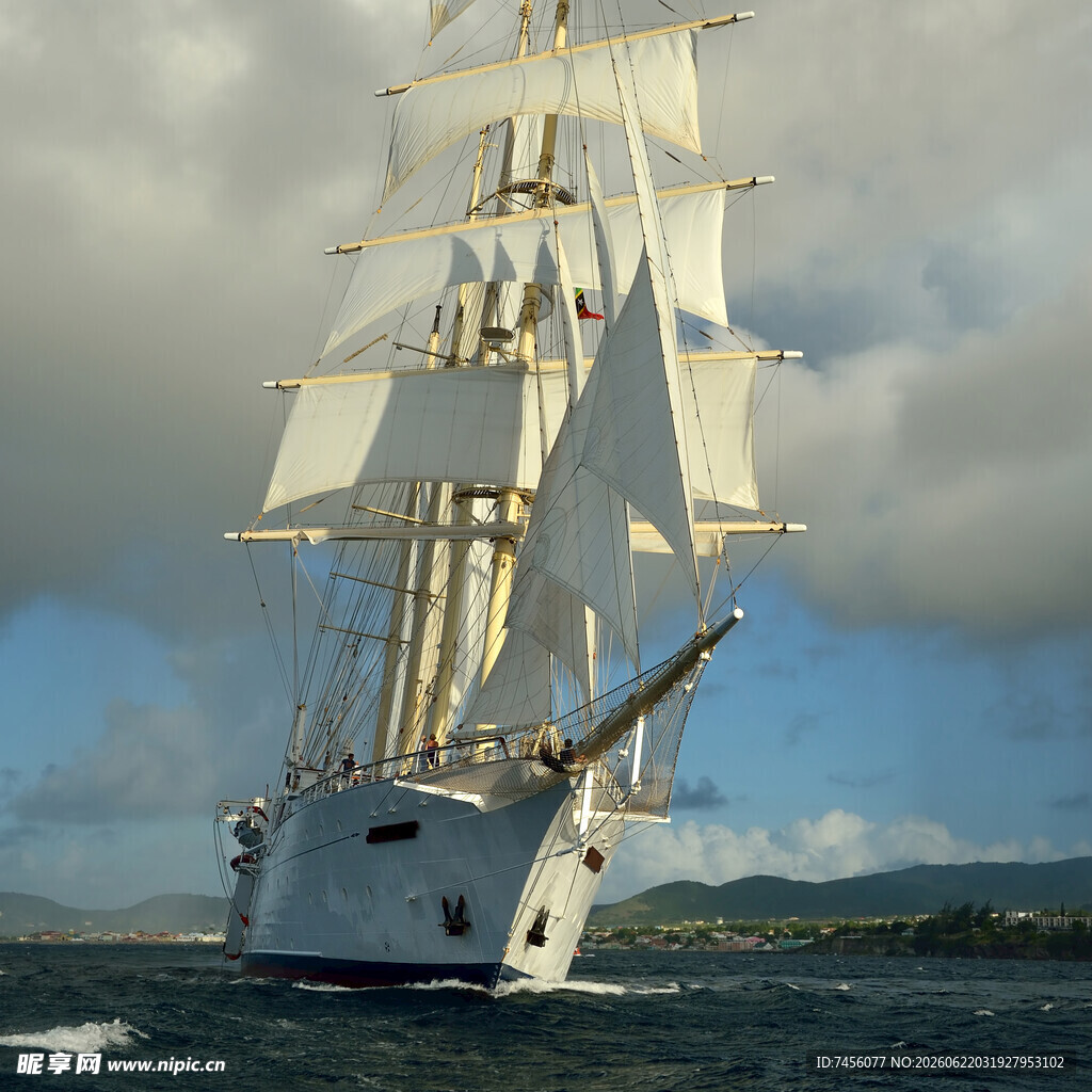 海上航行的大型古典帆船