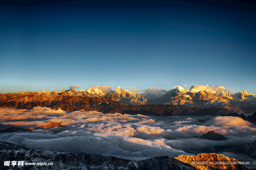 壮丽雪山日出美景