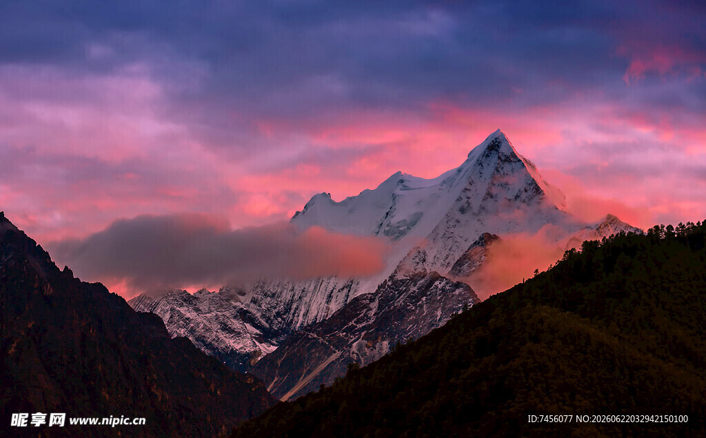壮丽雪山晚霞美景