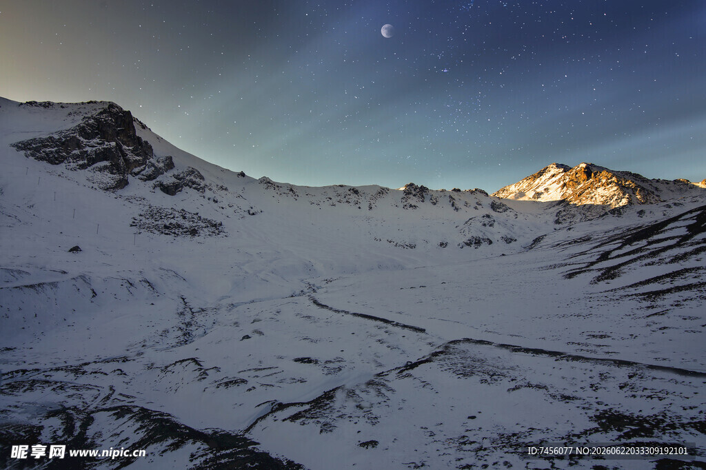雪山壮丽夜景