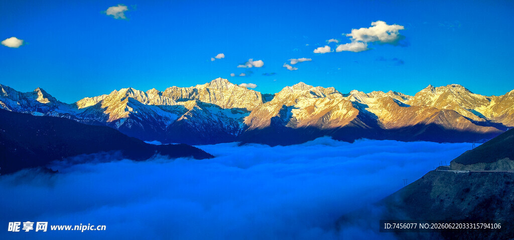 壮丽雪山云海景观