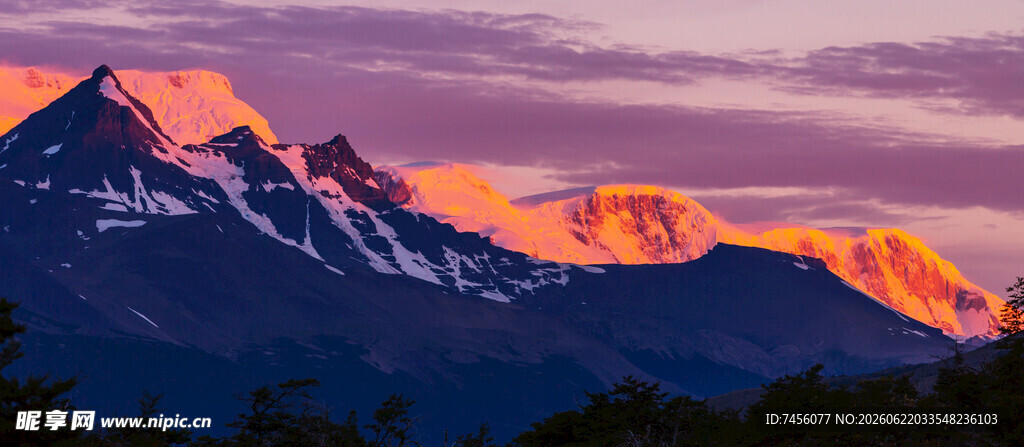 壮丽雪山日落美景