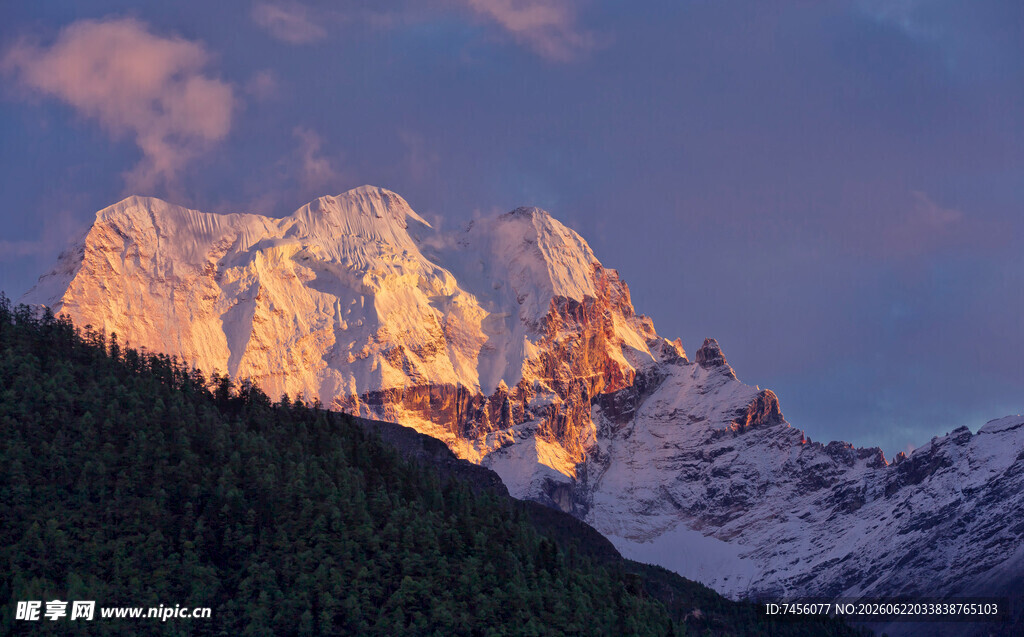 夕阳下的壮丽雪山美景