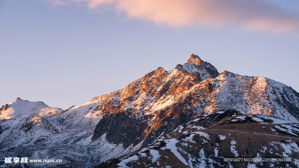 雪山之巅壮丽日出景观