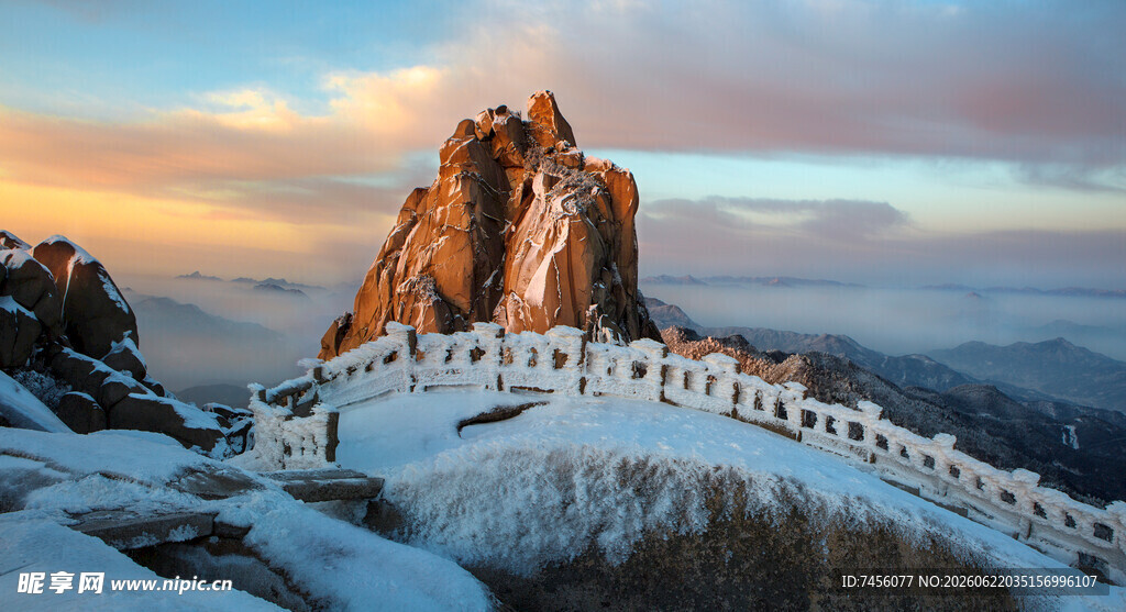 雪后山间栈道壮美景观