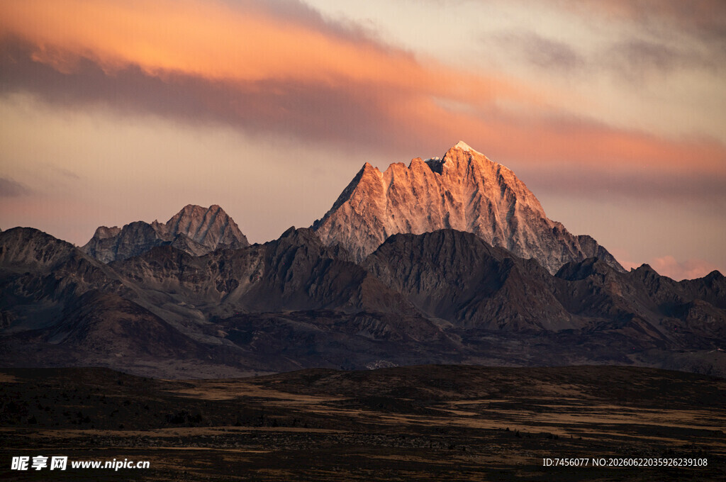 夕阳下的壮丽山峰景观