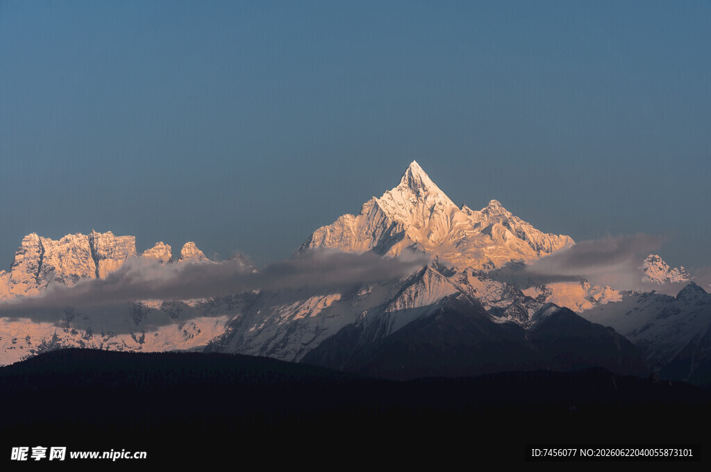壮丽雪山日出景象