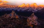 夕阳下壮丽的山景