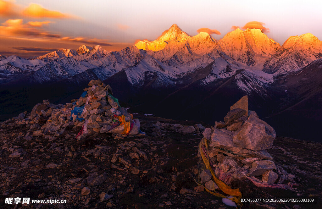 夕阳下壮丽的山景