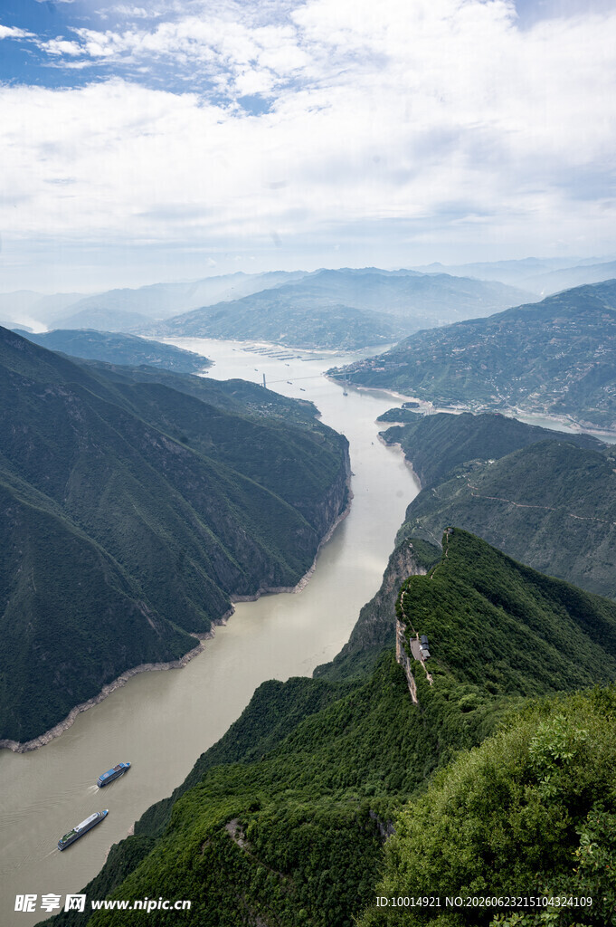 壮丽山河间蜿蜒的河流