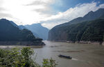 瞿塘峡 江上孤舟伴青山美景