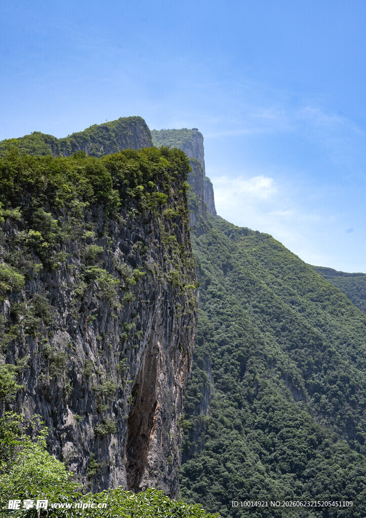 瞿塘峡 陡峭悬崖上的葱郁植被