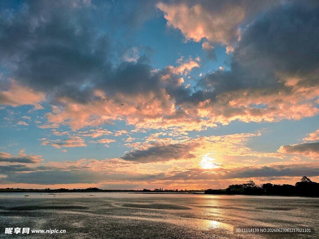 日落时分的绚烂天空与海滨