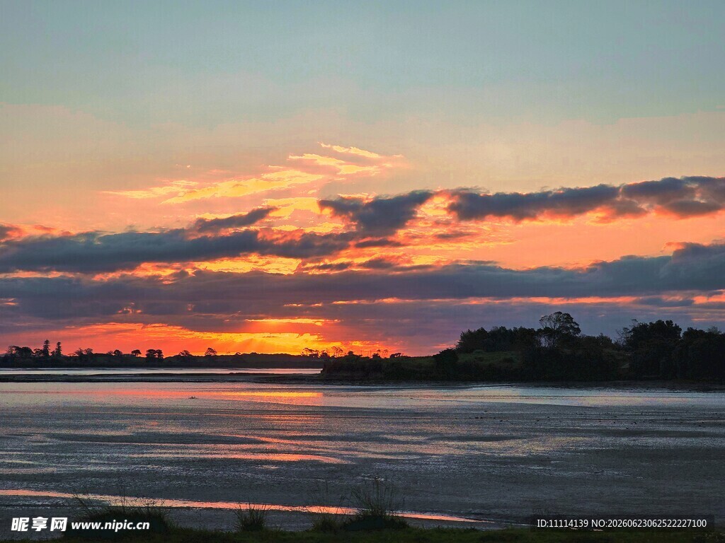 夕阳下的宁静水面美景