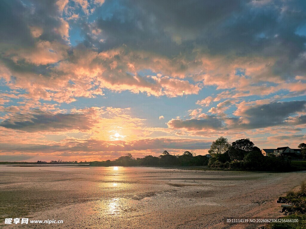 海边绚丽日出美景