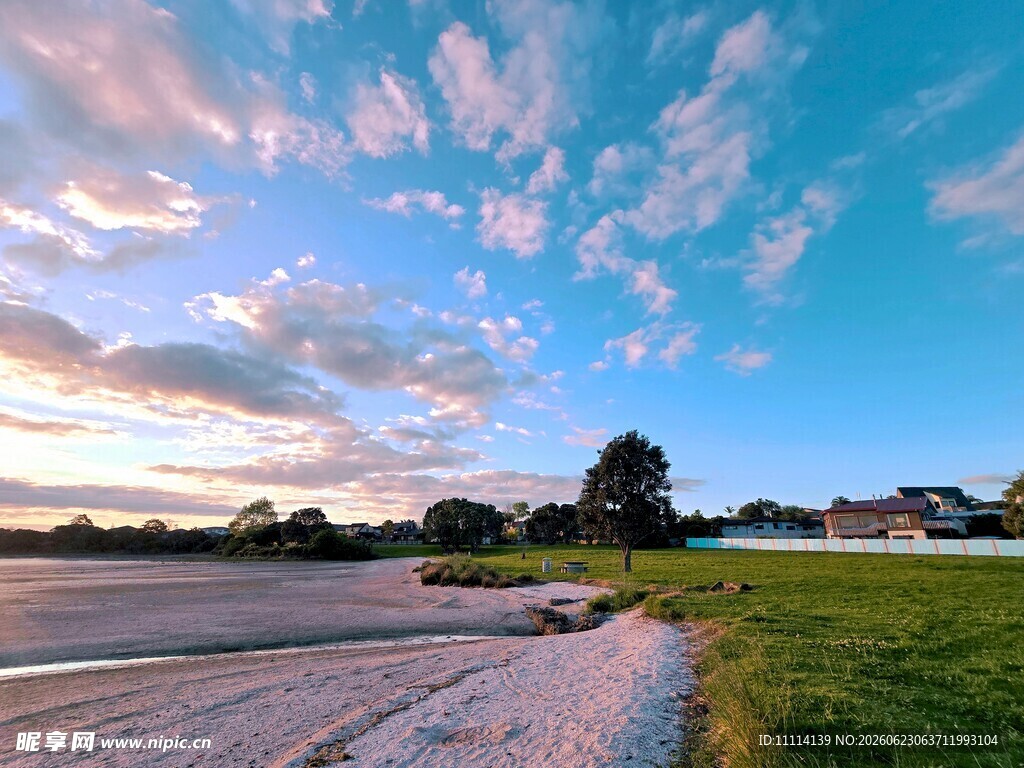 海滨小镇傍晚美景