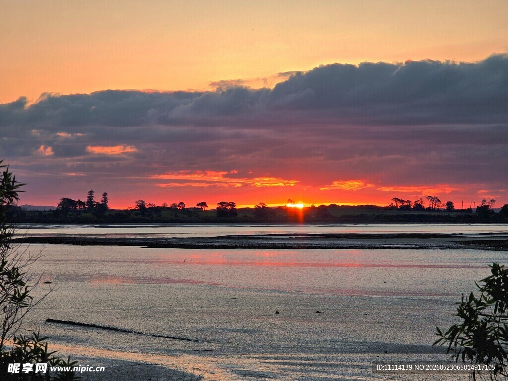 日落时分的海滨美景