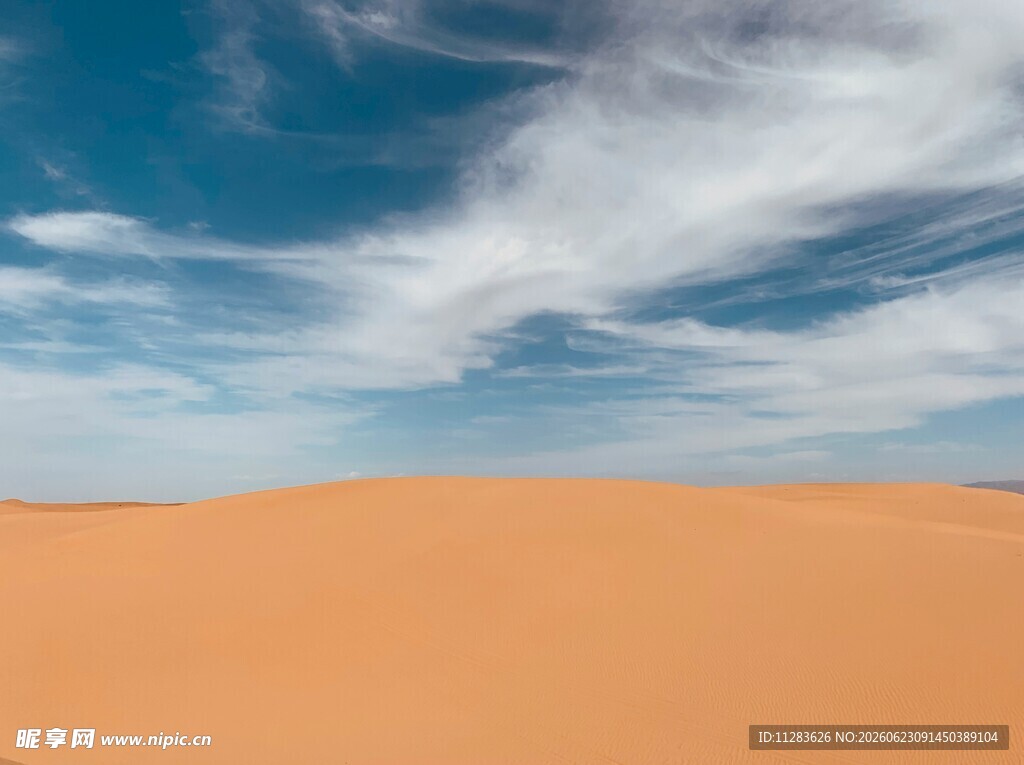 广袤沙漠与蔚蓝天空美景
