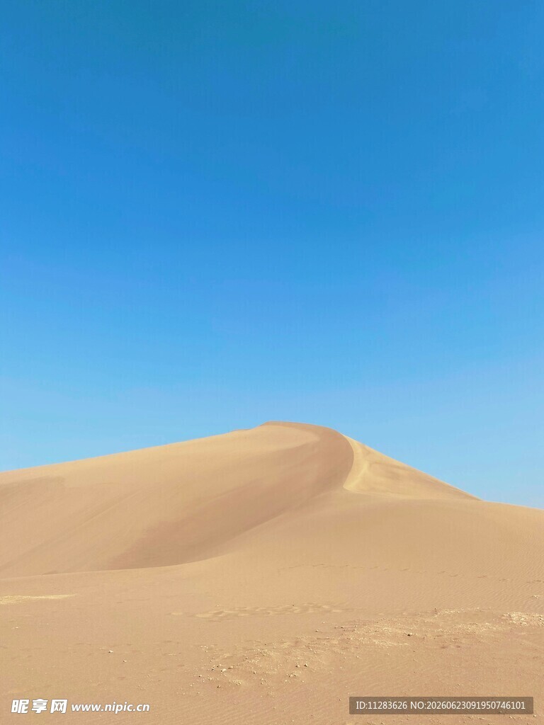 沙漠沙丘蓝天之下美景