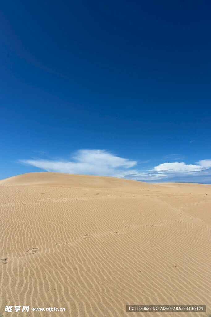 广袤沙漠与蓝天美景