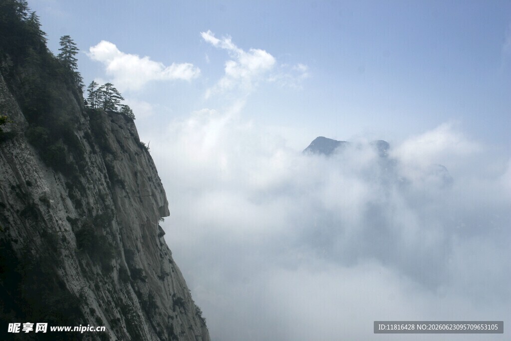 云雾缭绕的巍峨山峰