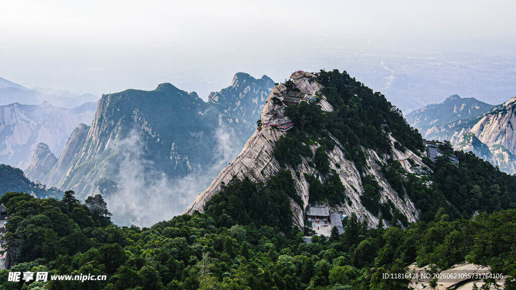 巍峨山峰绿意环绕美景