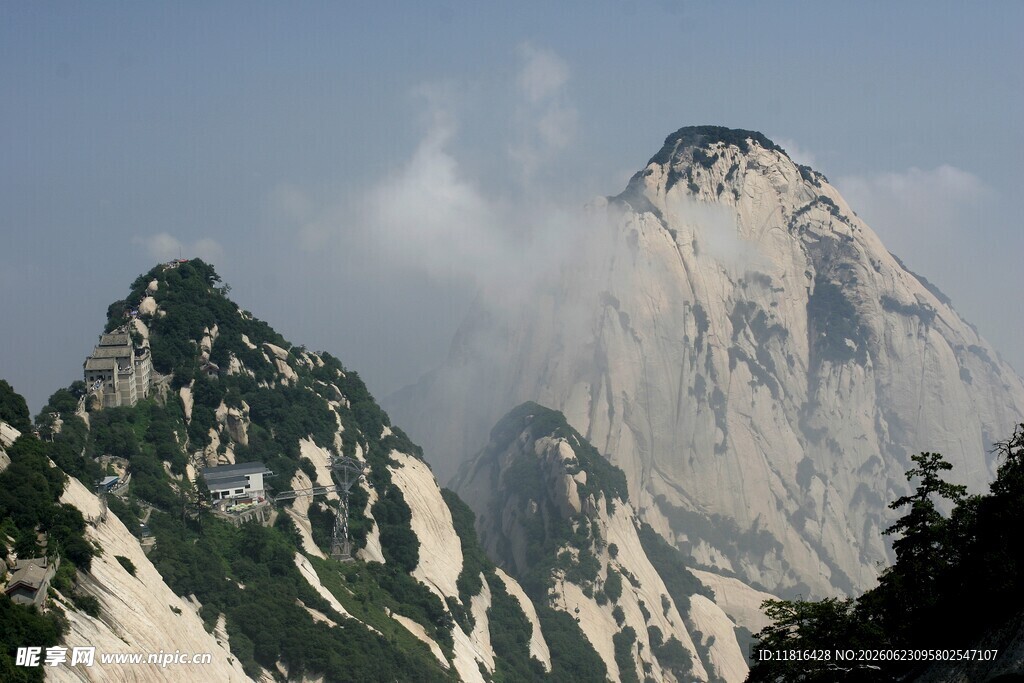 巍峨华山云雾缭绕之景